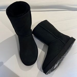 BLACK UGGS BOOTS SHORT II size 9